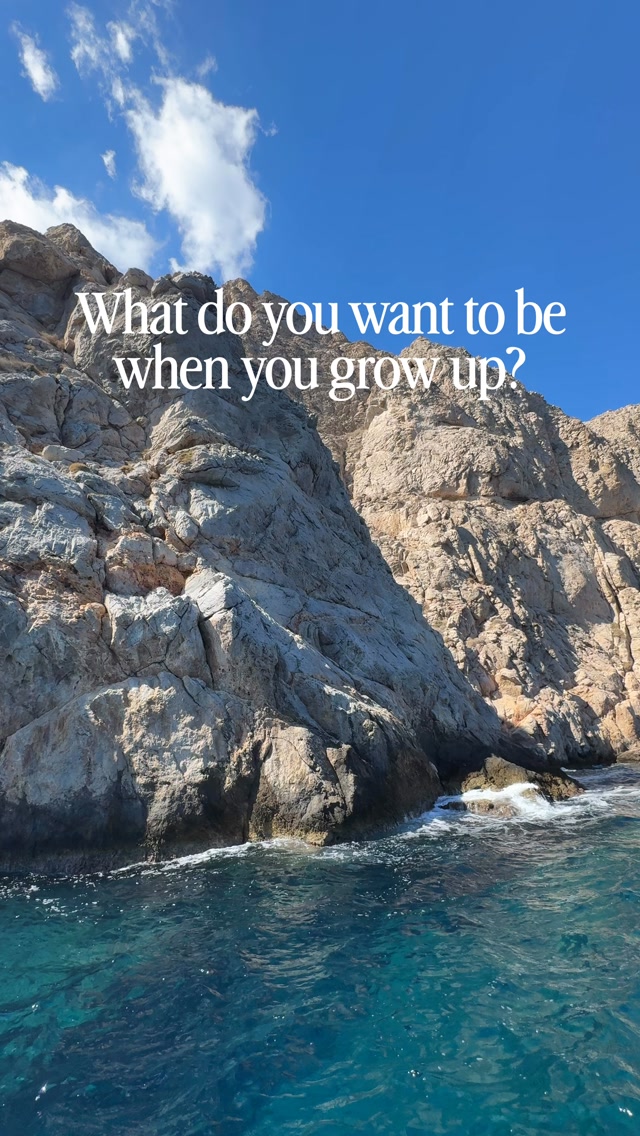 Santorini! 💙🌊🐚🦀⛱️#mytravellingstilettos #quoteoftheday