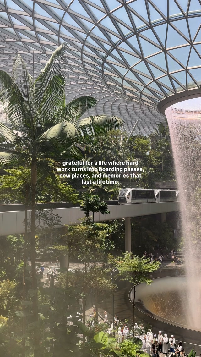 The beautiful airport#mytravellingstilettos #visitsingapore #changiairport #jewelchangiairport @visit_singaporein @visit_singapore @jewelchangiairport @changiairport